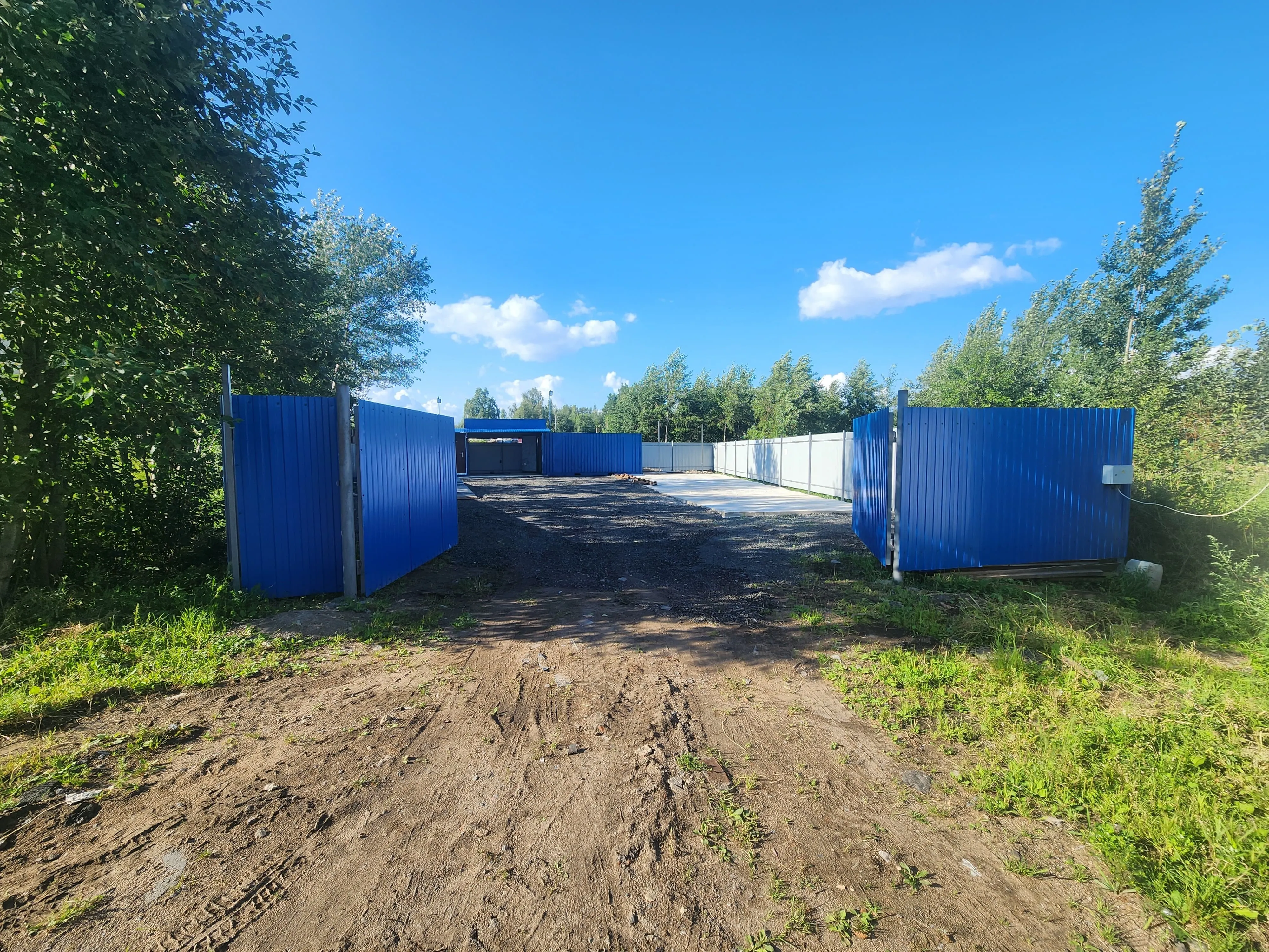 Въезд в пункт приёма лома по адресу улица Заповедная 62Я